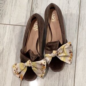 Brothe Villies Chic Brown Velvet Heels with Floral Bow